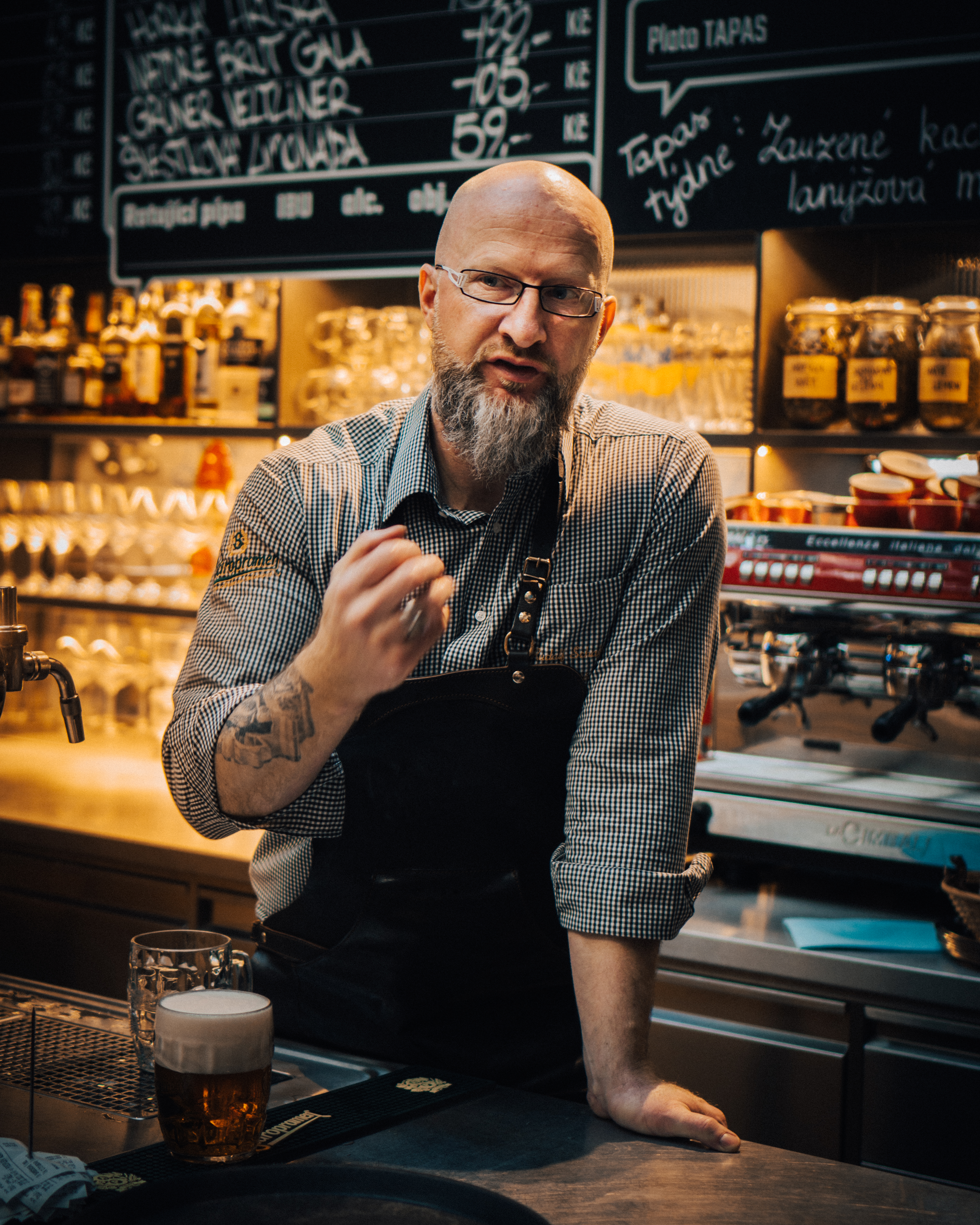 Barman Řáholce za barem